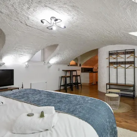 Design In Vaulted Cellar - Old Town *